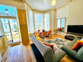 Charming Home with Private Balcony, on 1st floor, with 2 Bathrooms, 3 min walk to Earl's Court Station